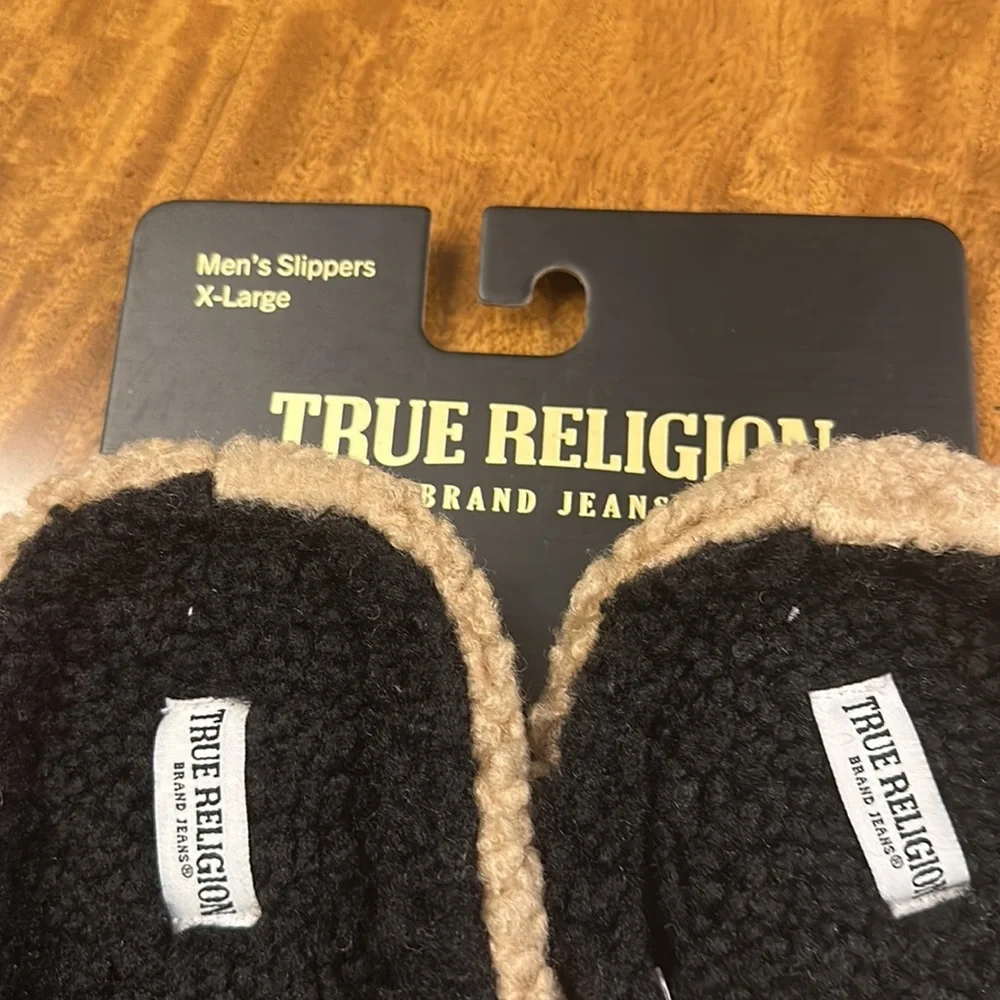 TRUE RELIGION men’s Faux Shearling Slippers Camel Beige Black